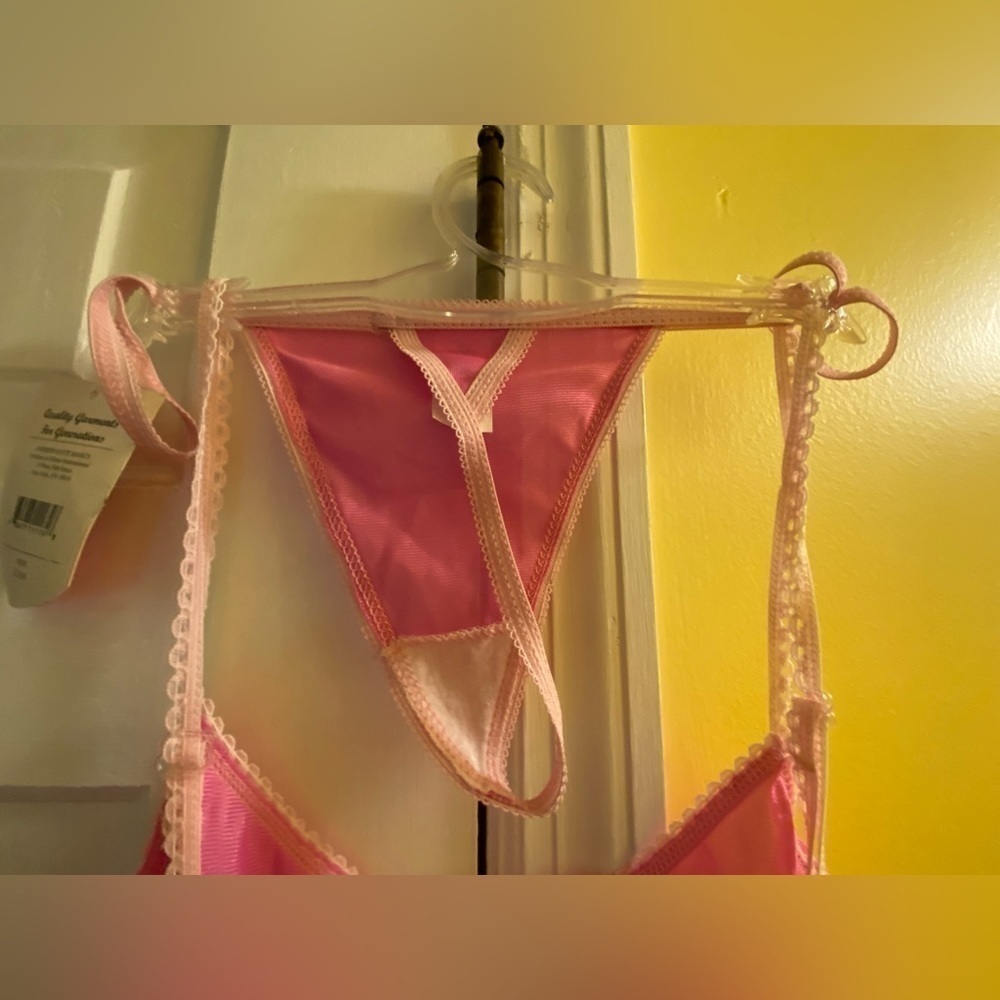 Vintage 2 piece Lingerie Set with Matching Thongs - Picture 7 of 9